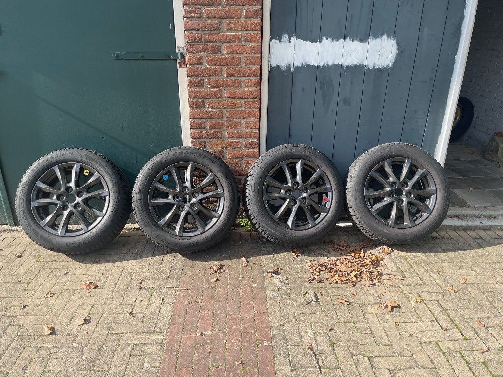 winterbanden op Mazda 3 velg, Good Year 16", Ophalen, Gebruikt, 16 inch, Banden en Velgen