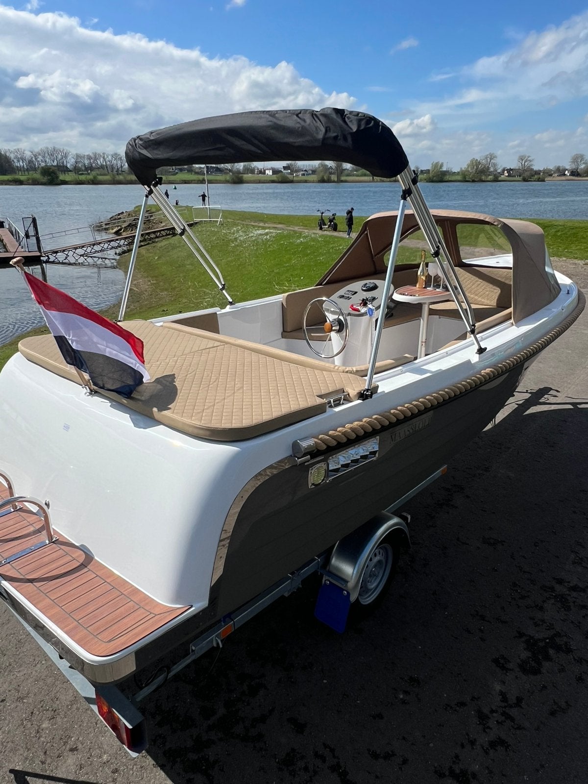 Maassloep 590 honda 20pk taup kleur NIEUW luxe opties, Watersport en Boten, Ophalen, Maassloep, Elektrische start