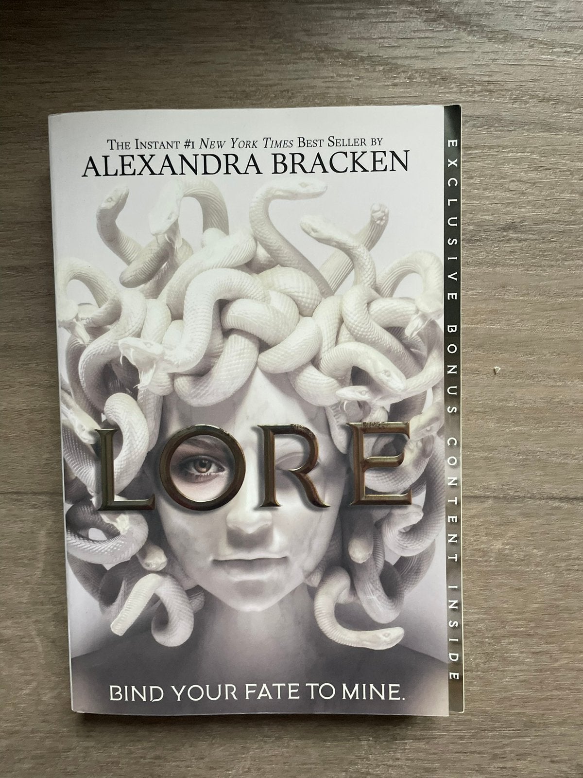 Lore van Alexandra Bracken EN, Ophalen of Verzenden, Zo goed als nieuw