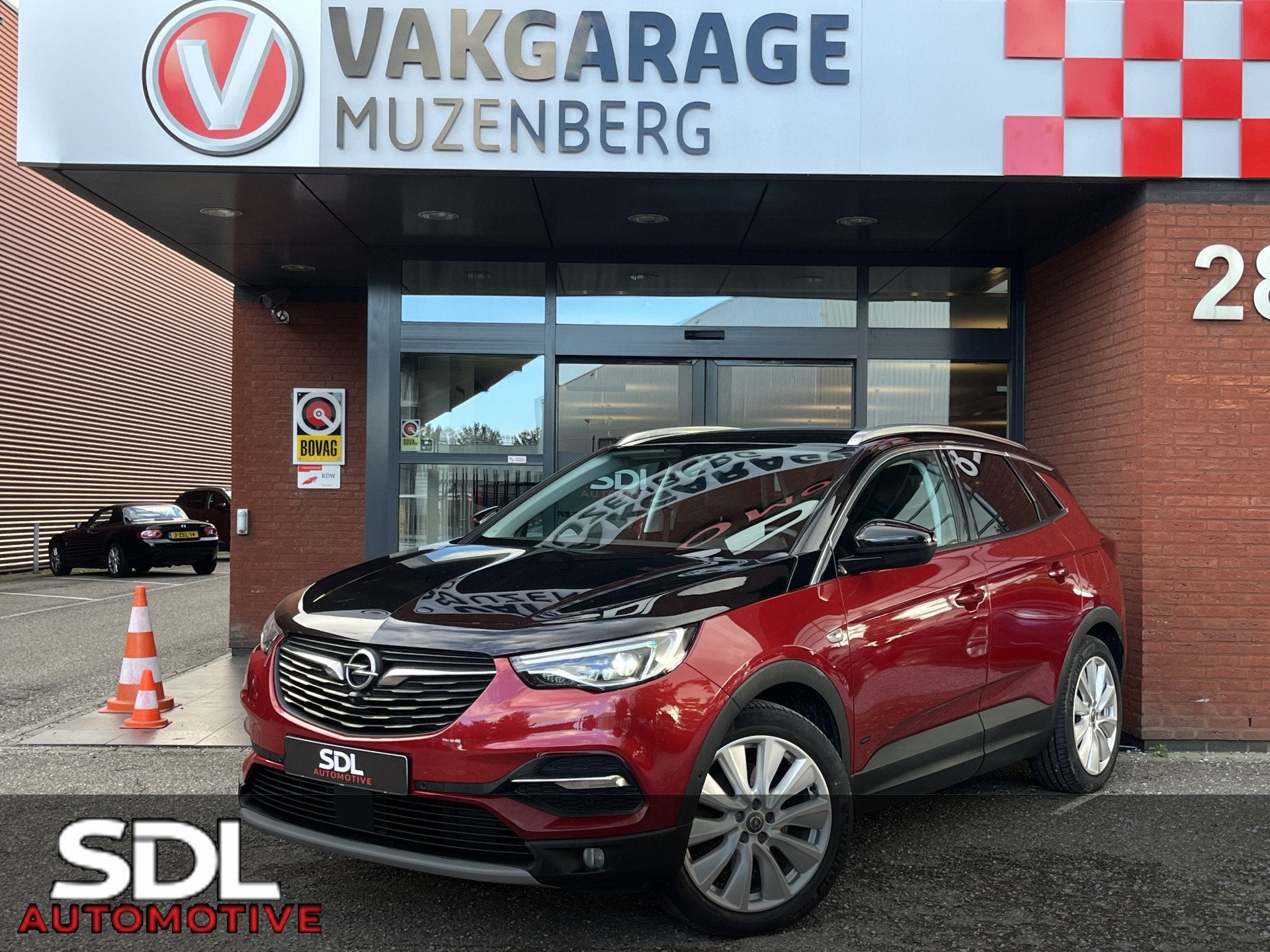 Opel Grandland X 1.6 Turbo Hybrid4 Ultimate 300PK! // MEMORY, Dealer onderhouden, 77 km/l, Gebruikt, Zwart