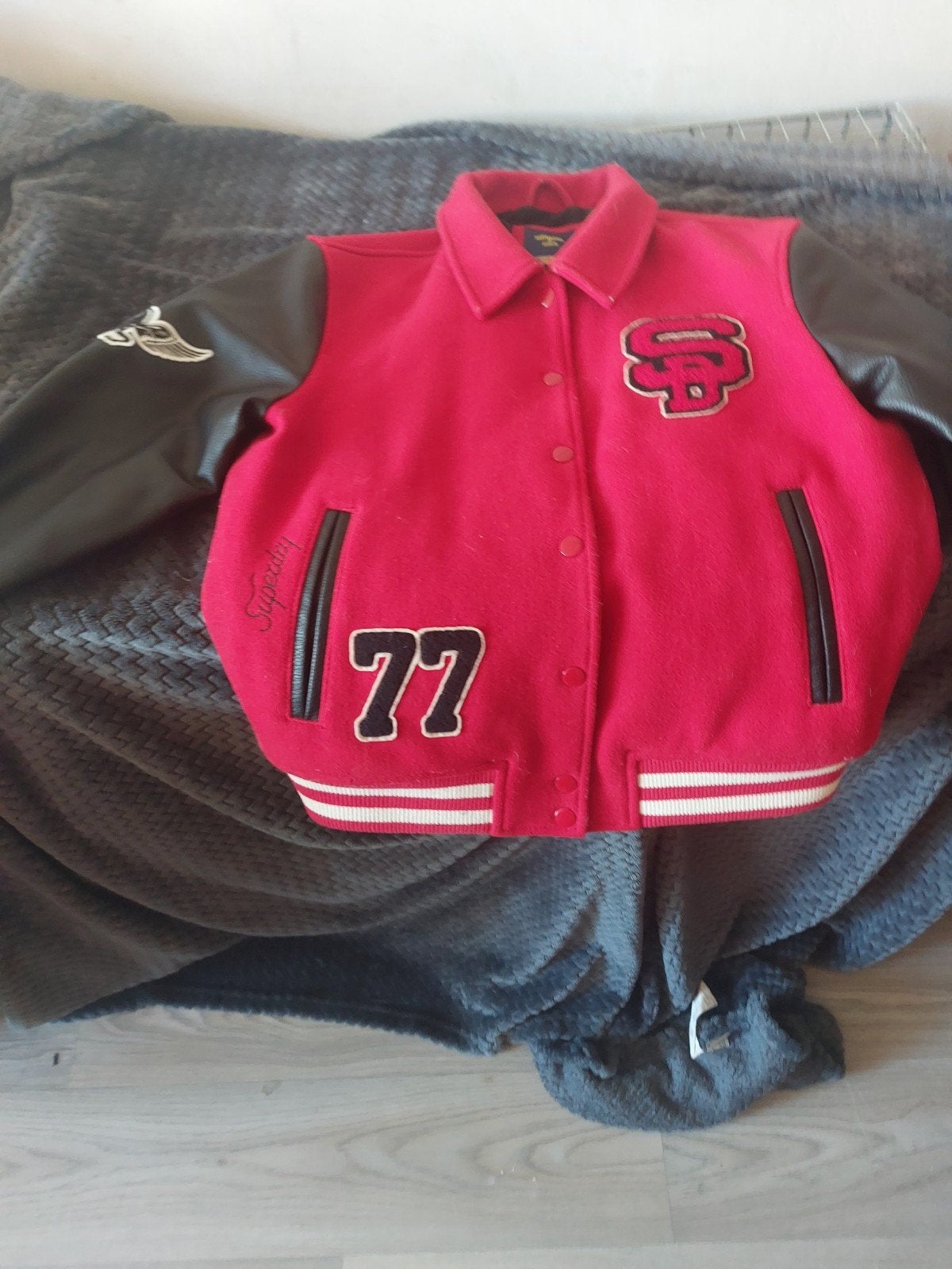 Superdry bomberjack mt 44, Kleding | Dames, Jassen | Winter, Zo goed als nieuw, Maat 42/44 (L), Rood, Ophalen of Verzenden