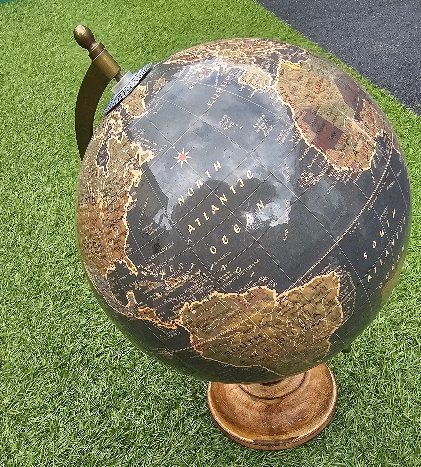 Decoratieve Wereldbol - Zwart/Goud met Houten Voet, Huis en Inrichting, Ophalen, Draaibaar, Zo goed als nieuw, Staatkundige wereldbol