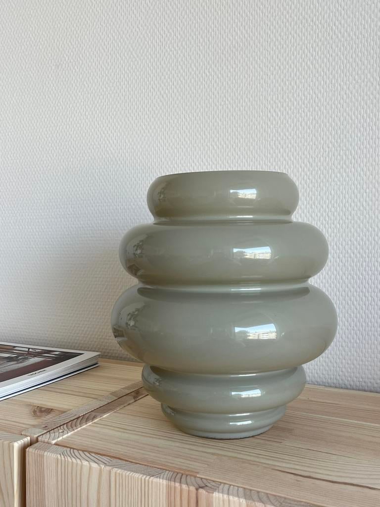 Lichtgroende golvende vaas Sostrene Grene, Huis en Inrichting, Woonaccessoires | Vazen, Zo goed als nieuw, Overige kleuren, Minder dan 50 cm