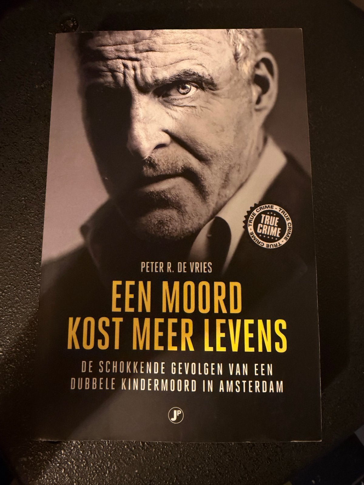 Een Moord Kost Meer Levens - Peter R. de Vries, Boeken, Ophalen of Verzenden, Zo goed als nieuw