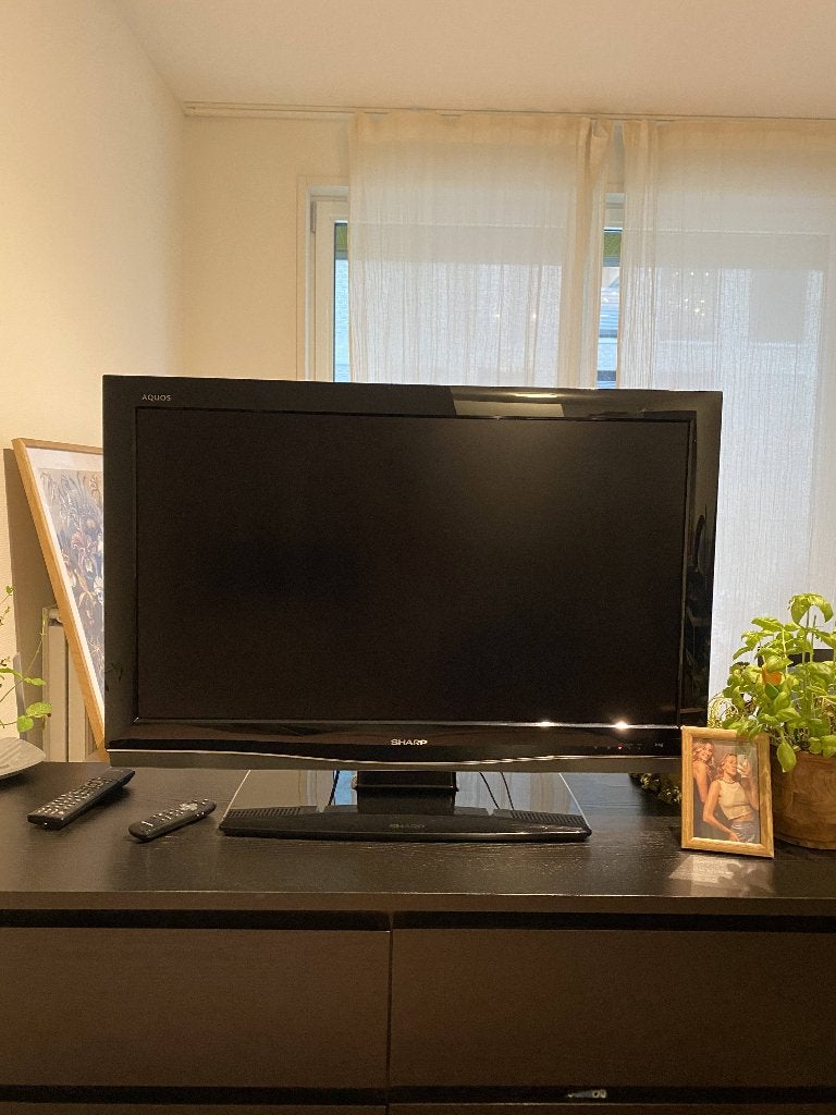 TOT 23rd AUGUST - Sharp TV with remote, like new, Ophalen, 120 Hz, 8k (UHD), Zo goed als nieuw
