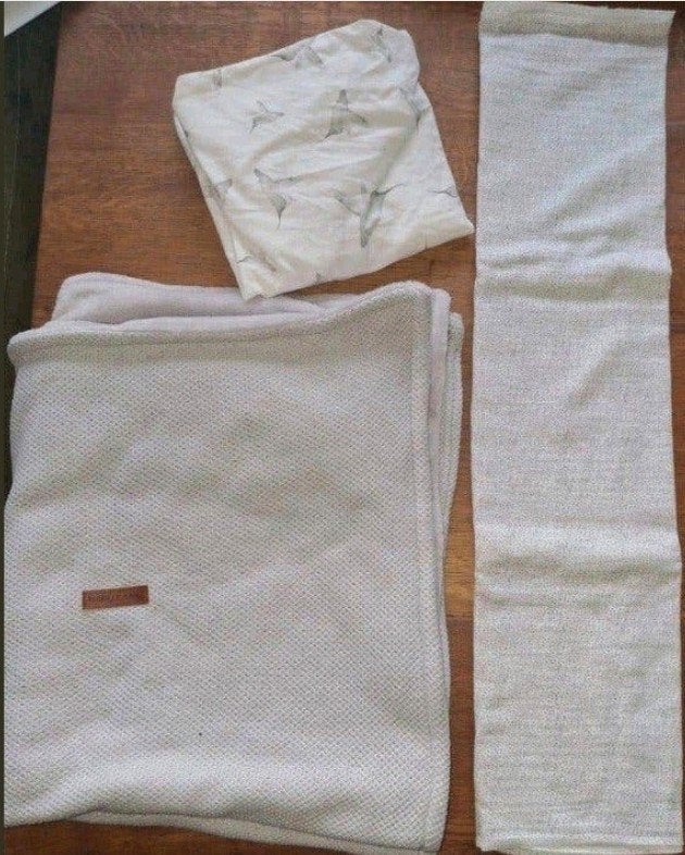 2x dekens/lakens/hoeslakens van merk only, Kinderen en Baby's, Ademend, Baby's Only, Ophalen of Verzenden, Grijs