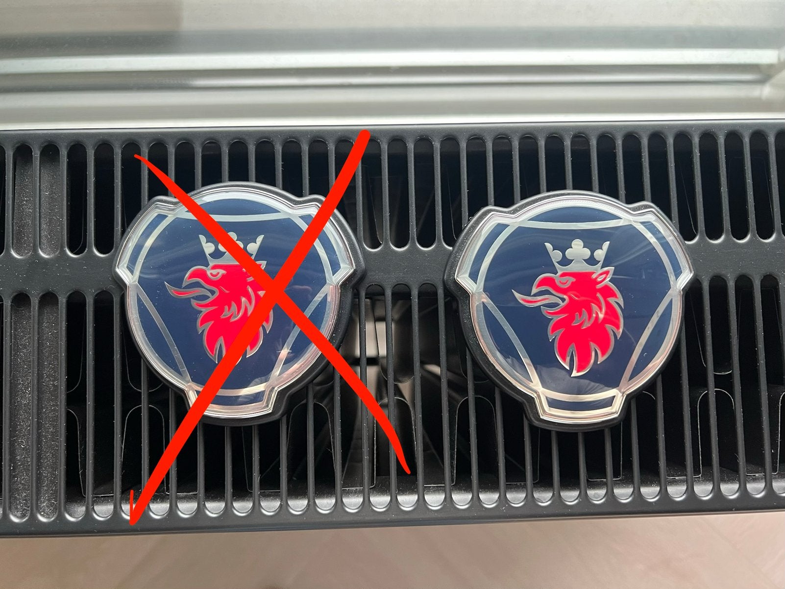 1x grille logo Scania Next Gen, Auto-onderdelen, Vrachtwagen-onderdelen, Ophalen of Verzenden, Nieuw, Scania, Carrosserie en Plaatwerk