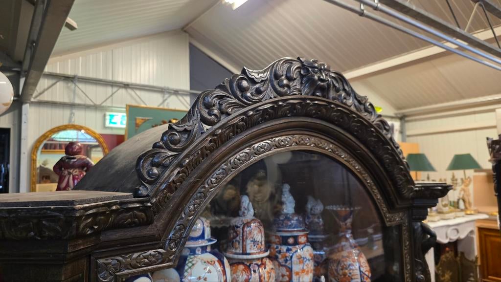 Rijk bewerkte notenhouten vitrinekast, Ophalen