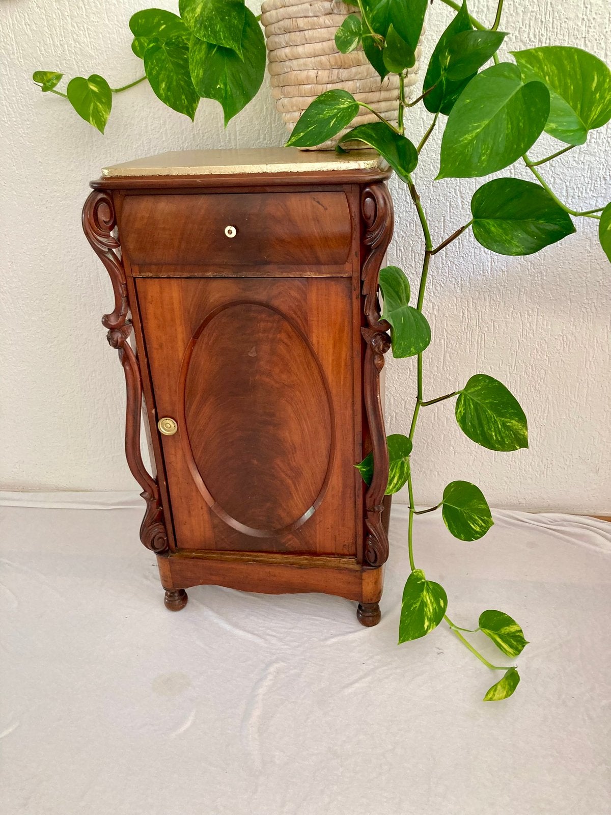 Vintage bijzettafel nachtkastje plantentafel kastje, Ophalen of Verzenden, Rechthoekig, Minder dan 55 cm