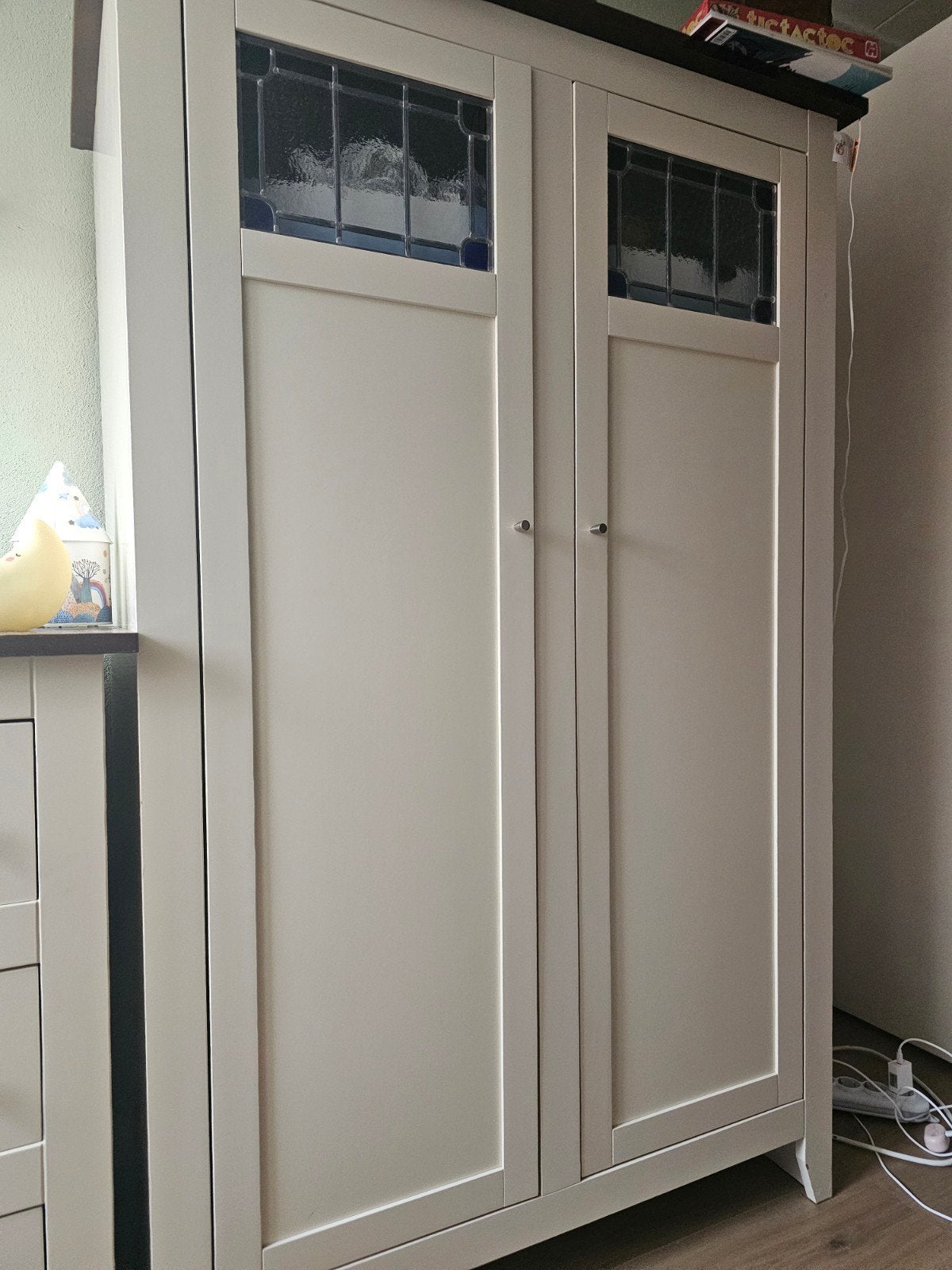 Commode en kast met glas-in-lood details Graag snel weg, Kinderen en Baby's, Ophalen, Gebruikt, 50 tot 70 cm, 100 cm of meer