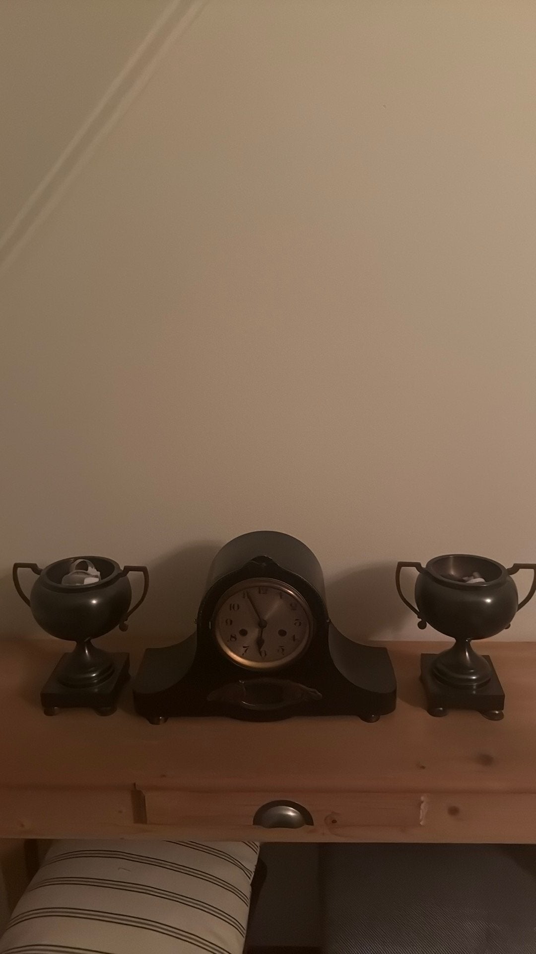 Pendule met coupes driedelig schouwgarnituur, Ophalen
