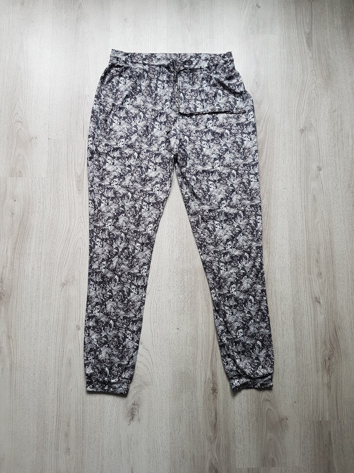 broek grijs met vlinders maat L, Verzenden, Maat 42/44 (L), Nieuw, Grijs