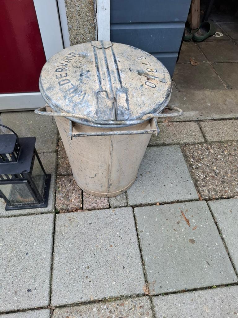 Vintage zinken prullenbak met deksel, Gebruikt, 50 tot 75 cm, Ophalen of Verzenden, 20 tot 30 liter