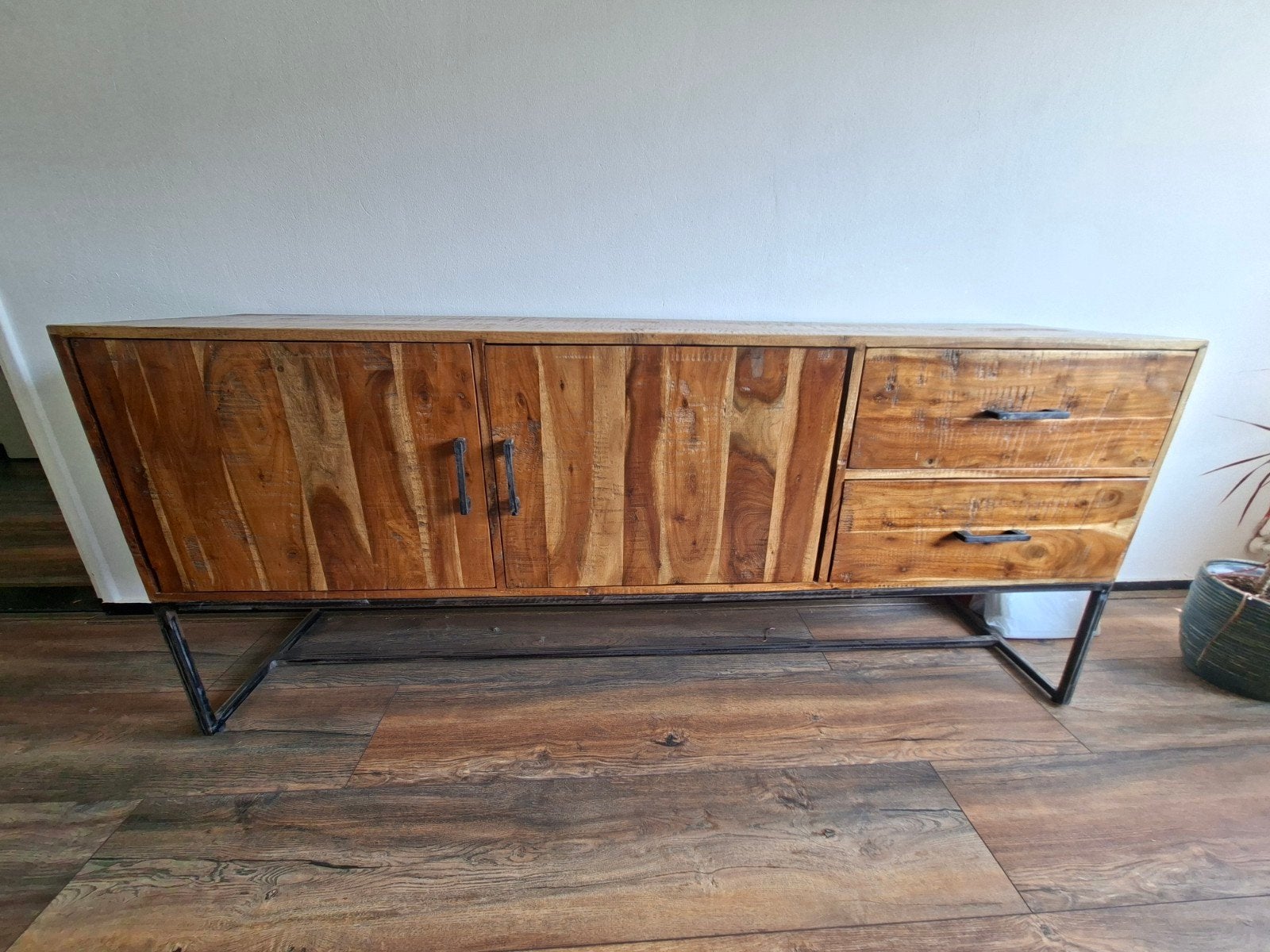 Mangohouten dressoir Van der Vliet wonen, z.g.a.n., 150 tot 200 cm, Ophalen of Verzenden, Zo goed als nieuw, 25 tot 50 cm