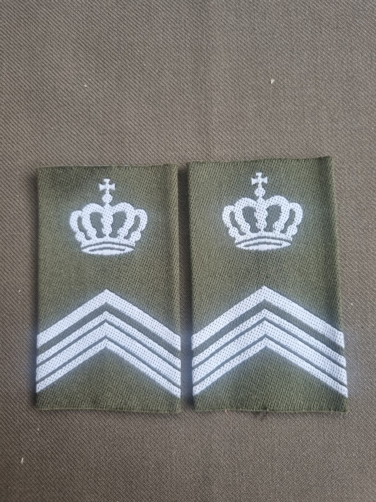 Rangen gvt wachtmeester 1ste klasse instructie, Ophalen of Verzenden, Landmacht, Nederland, Embleem of Badge