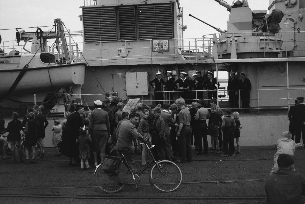 delfzijl, Verzamelen, Ophalen of Verzenden, 1940 tot 1960, Zo goed als nieuw, Foto