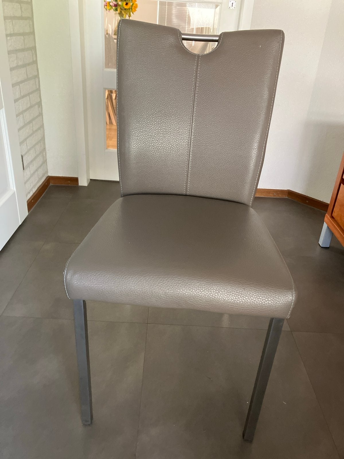 Moderne eetkamerstoel - Grijs kunstleer met metalen poten, Ophalen, Kunststof, Gebruikt, Eén