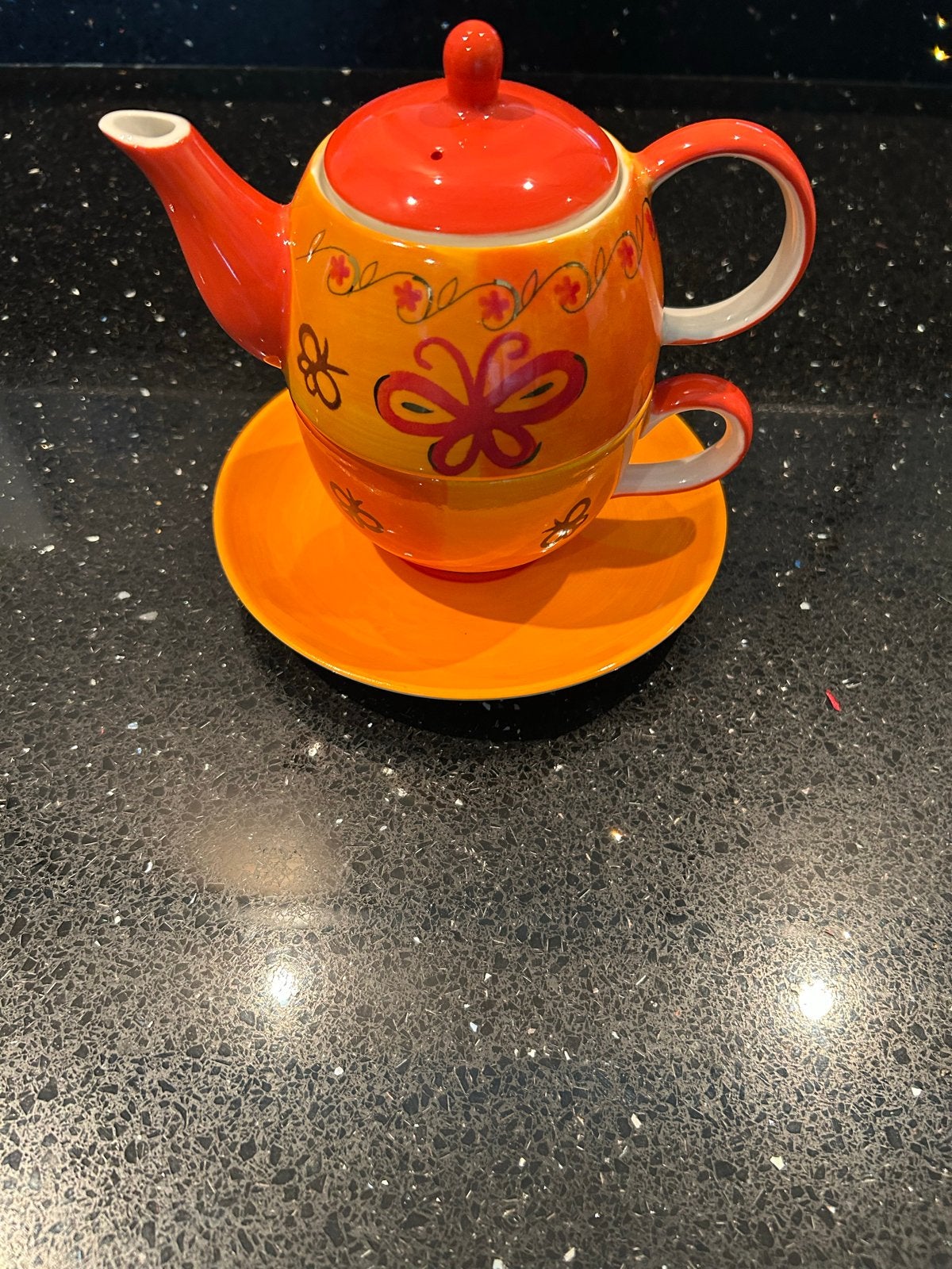 Leuke theepot met kop en schotel - Oranje met bloemen, Keramiek, Ophalen of Verzenden, Zo goed als nieuw, Theepot