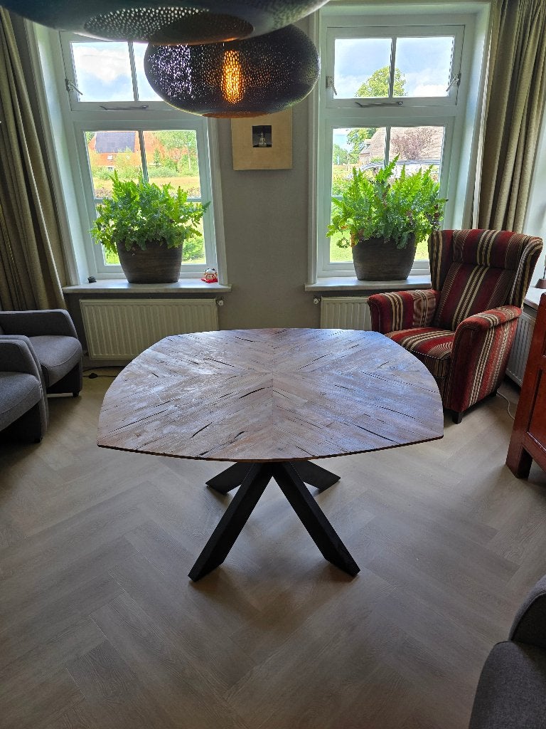 Stoere houten tafel met metalen poot, Huis en Inrichting, Tafels | Eettafels, Gebruikt, Vierkant, Industrieel, Robuust, Vier personen