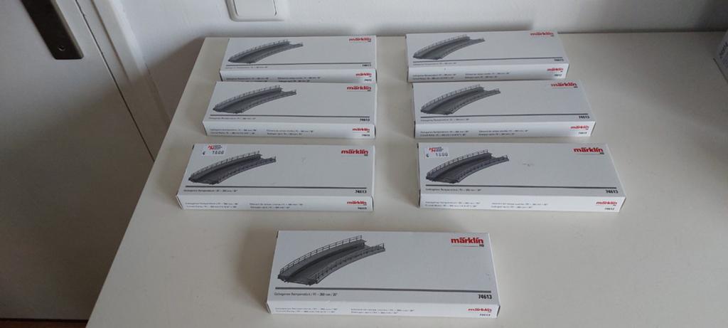 Märklin gebogen oprit 74613 voor C Rails, Wisselstroom, Brug, Tunnel of Gebouw, Ophalen of Verzenden, Zo goed als nieuw
