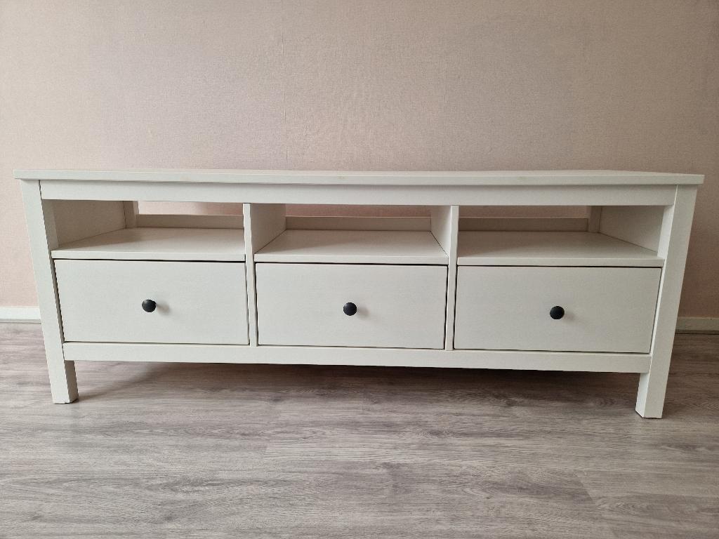 Ikea Hemnes Tv-meubel, wit gebeitst, 148x47x57 cm, Ophalen, 100 tot 150 cm, Grenenhout, Zo goed als nieuw