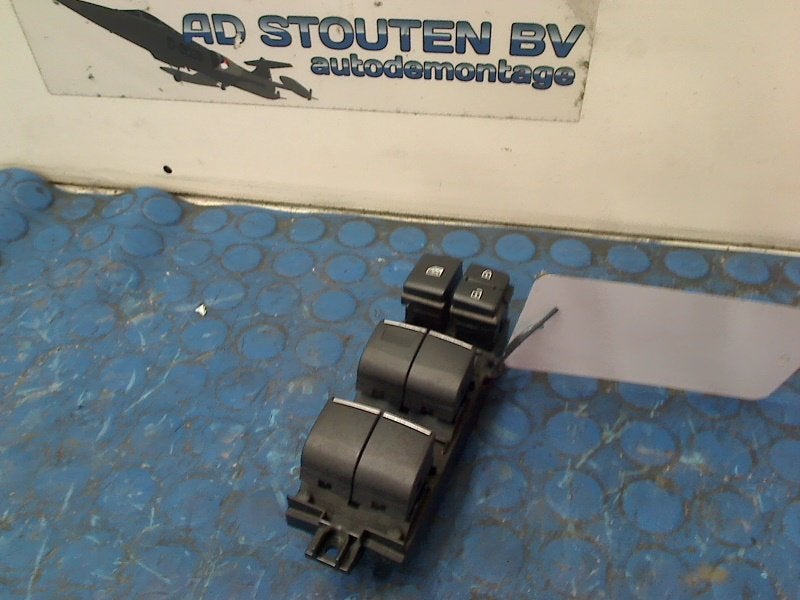 Raamschakelaar Links Voor Toyota RAV4 (A5) 2019 8404042030, Gebruikt, Kundenbetreuung@toyota.de, Toyota-Allee 2, Köln 50858, , Duitsland