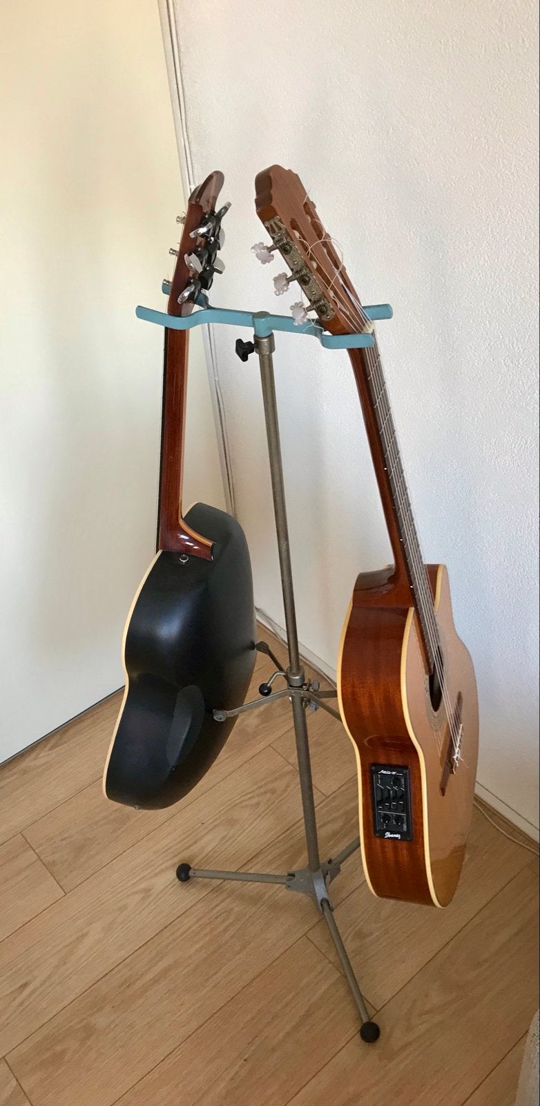 Gitaarstandaard voor 2 gitaren - Handig en ruimtebesparend, Ophalen of Verzenden, Gebruikt, Instrumentstandaard, Gitaar