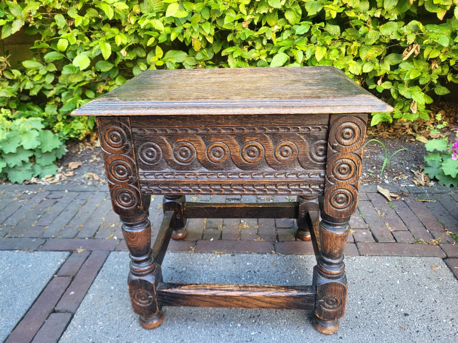 Antieke eiken kruk / tafel met opbergruimte en houtsnijwerk, Ophalen of Verzenden