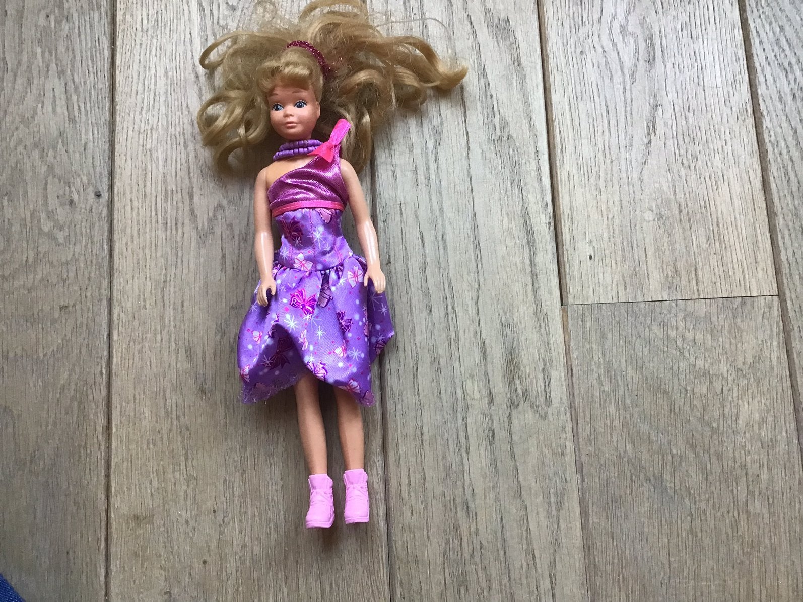 Barbie Skipper met buigzame knieen uit jaar 70 of 80 of 90?, Ophalen of Verzenden, Zo goed als nieuw, Pop
