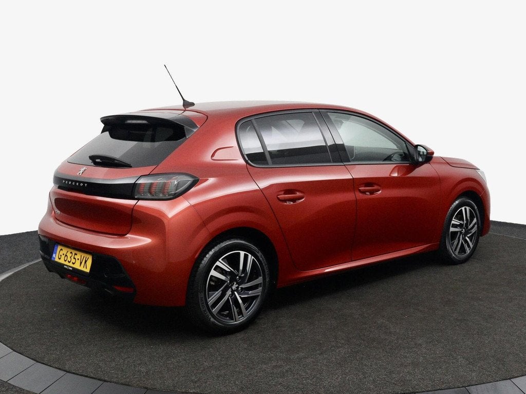 Peugeot 208 1.2 PureTech rood, Voorwielaandrijving, Parkeersensor, 101 pk, Gebruikt