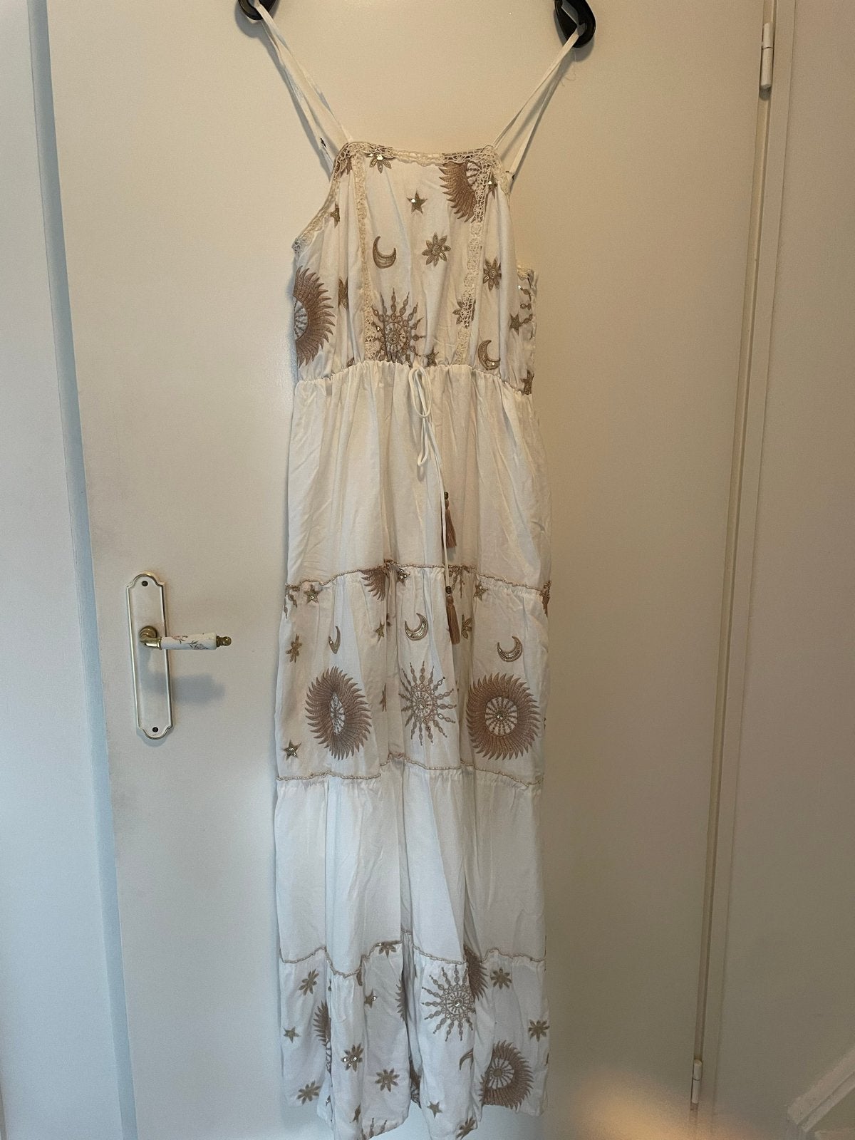 Zomerjurk wit met goudkleurige details en spaghettibandjes, Kleding | Dames, Jurken, Nieuw, Maat 38/40 (M), Wit, Onder de knie