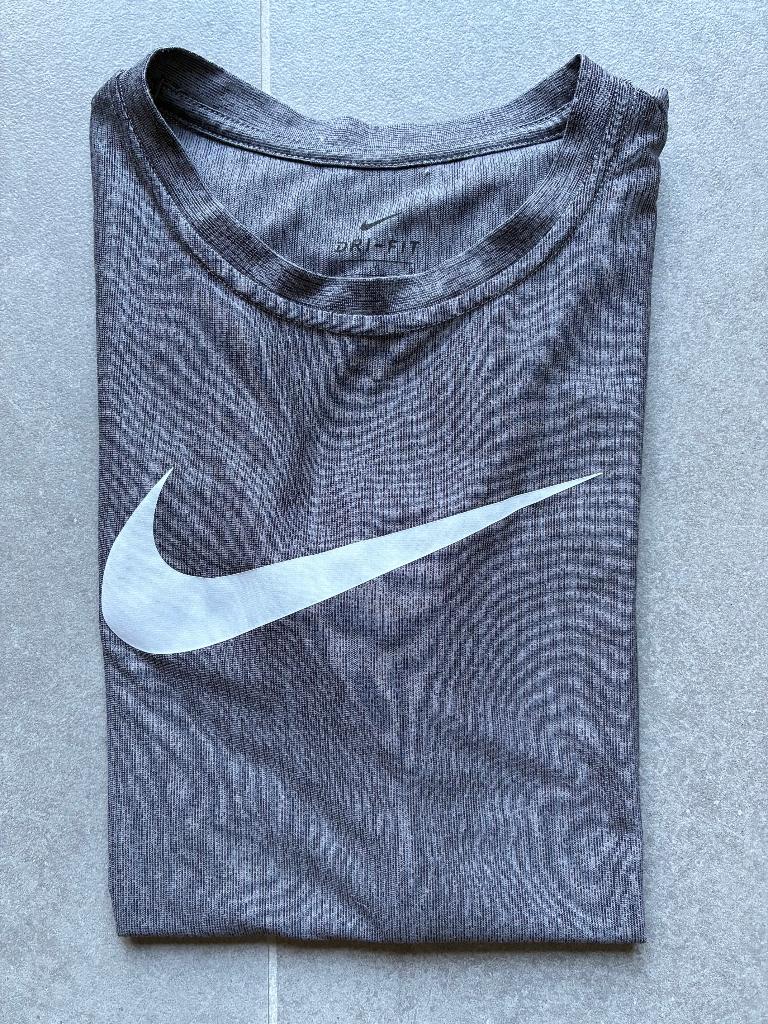 T-shirt Nike grijs maat L (147-158), Kinderen en Baby's, Kinderkleding | Maat 152, Ophalen of Verzenden, Zo goed als nieuw, Shirt of Longsleeve