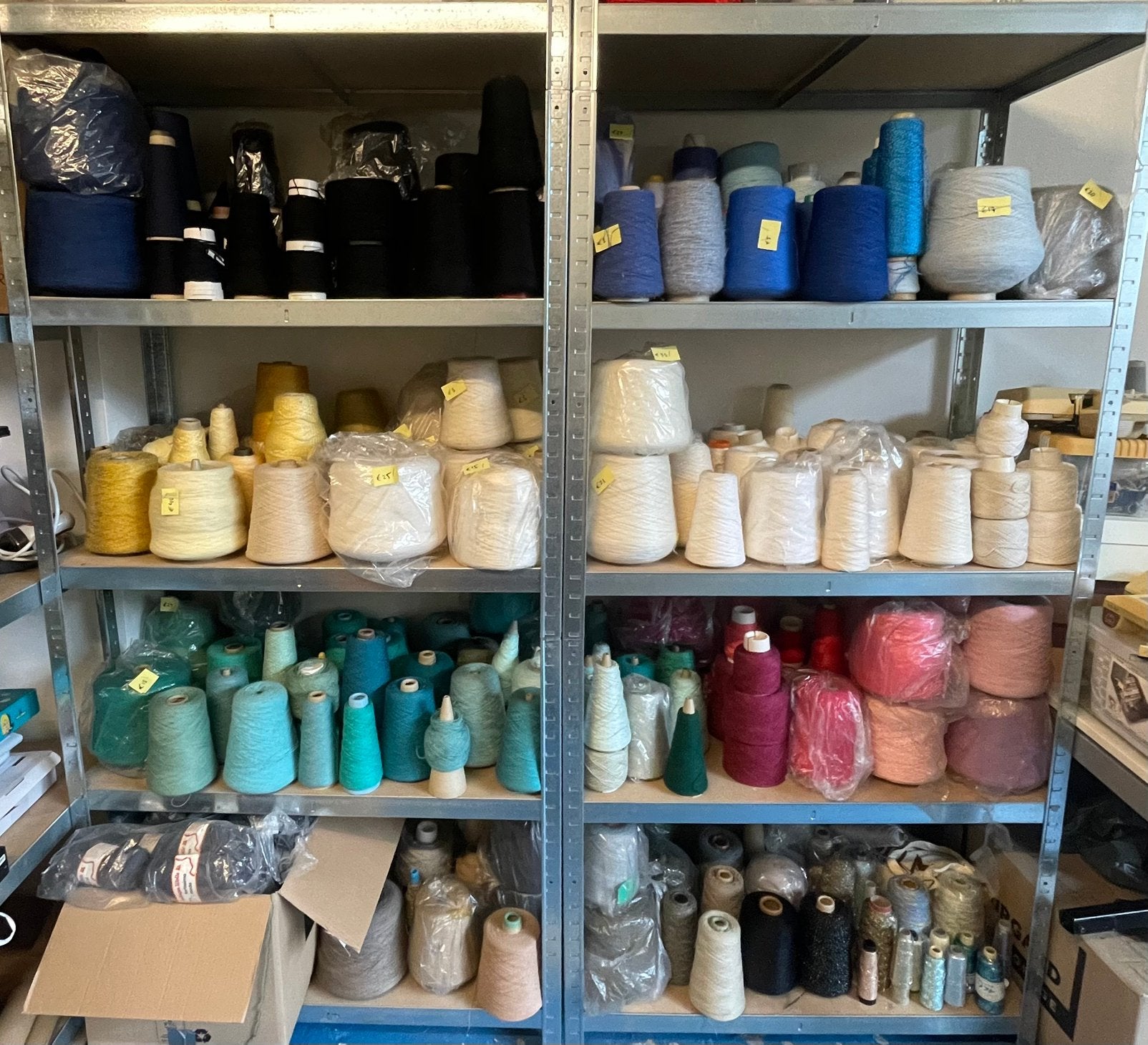 Grote partij garen op klossen - diverse kleuren en materiale, Ophalen, Gebruikt, Garen of Naald(en)