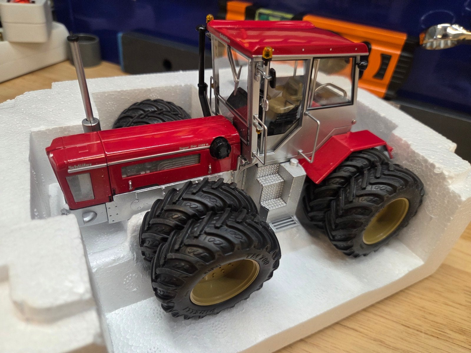 Schlüter Super Trac 2500 VL 1:32 Schuco Die Cast, Hobby en Vrije tijd, Modelauto's | 1:32, Ophalen of Verzenden, Nieuw, Tractor of Landbouw