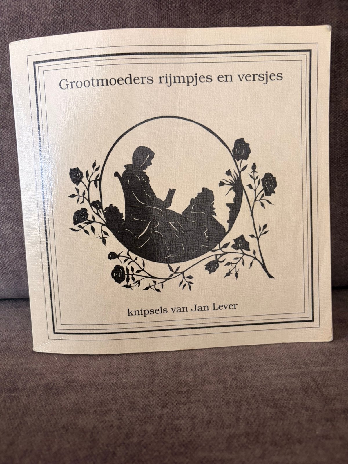 boek vol met rijmljes en versjes mooi geïllustreerd, Ophalen of Verzenden, Zo goed als nieuw