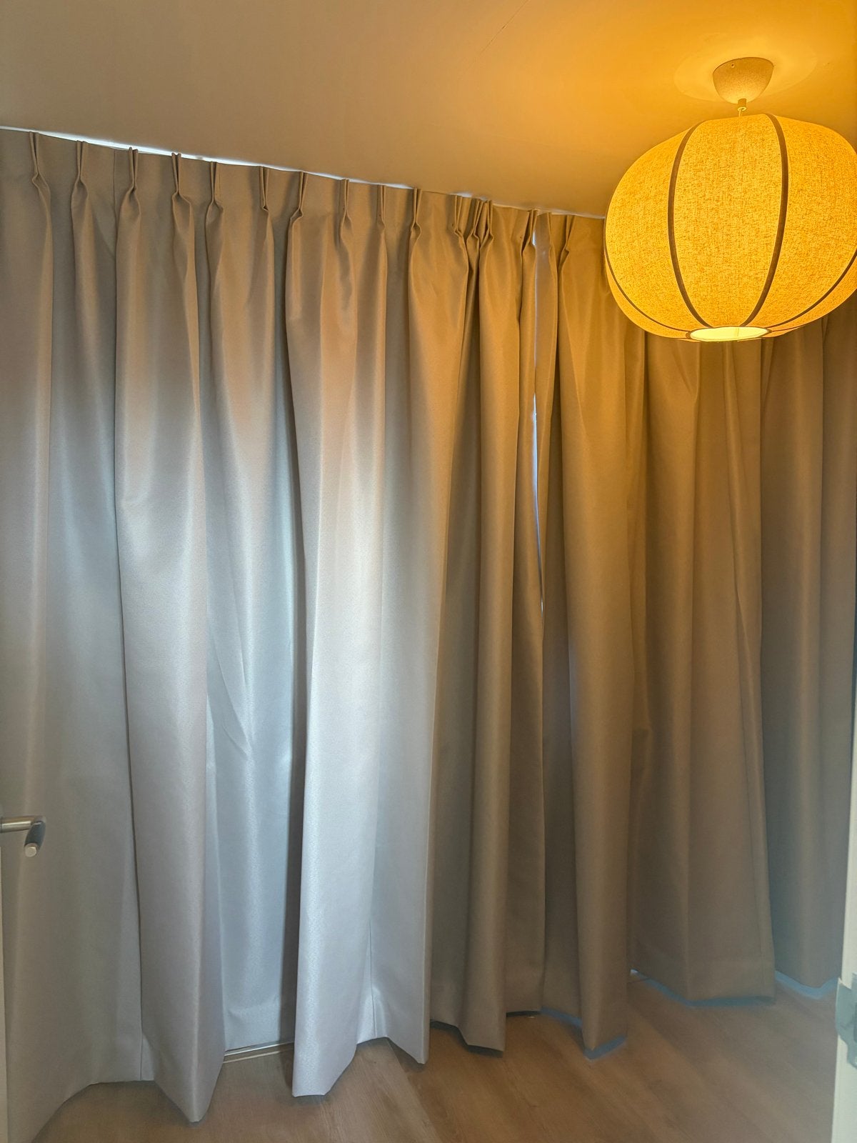 HEMA Montfoort beige verduisterende gordijnen (2x), Overige merken, 221 cm, Verduisterend, Beige