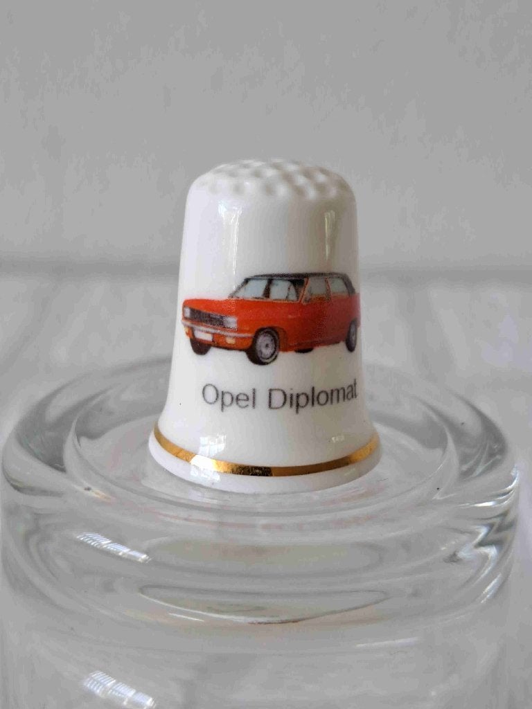 Opel Diplomat Vingerhoedje Porselein Goudrandje, Verzamelen, Ophalen of Verzenden, Nieuw, Porselein, Nederland