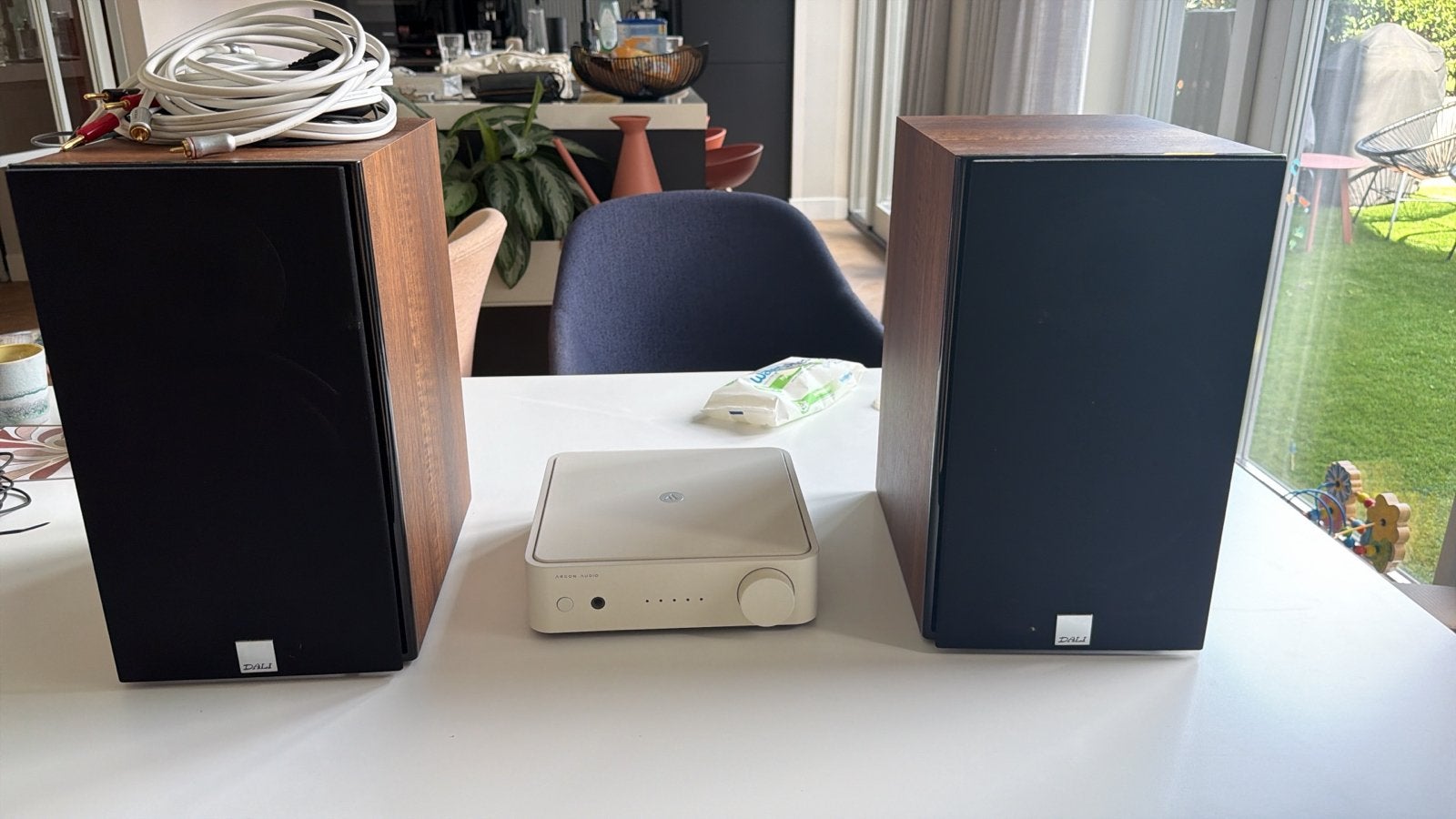 2x Dali Zensor 3 speakers + Argon SA1 versterker (2018), Ophalen, Inclusief kabels, Zo goed als nieuw, Boekenplank luidspreker