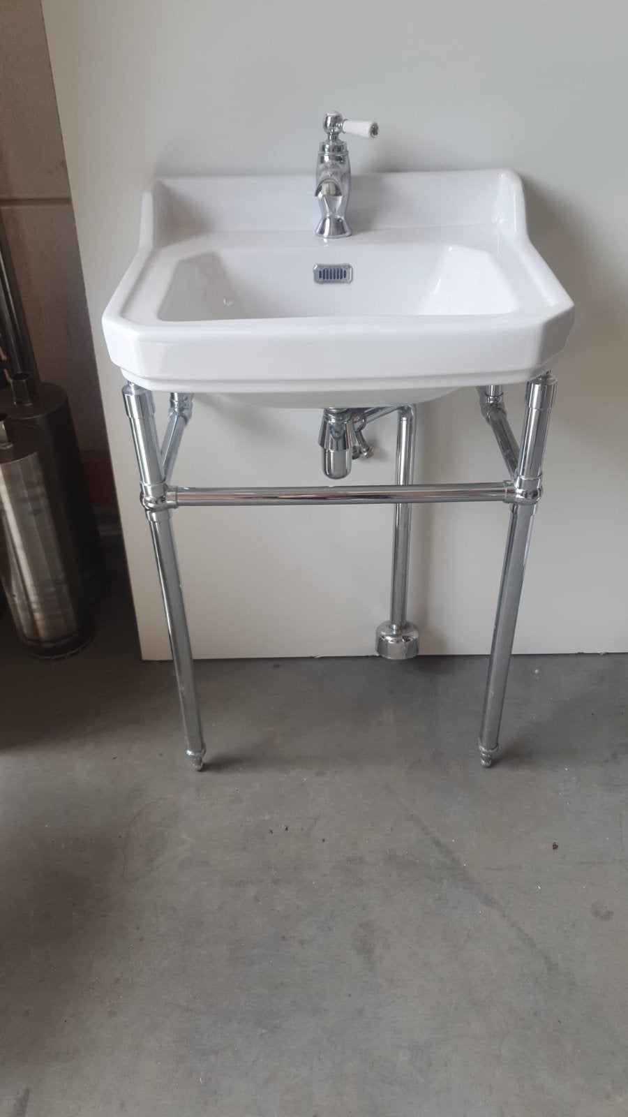 Wastafel met kraan en chromen onderstel, Ophalen, Gebruikt, Chroom, Wastafel