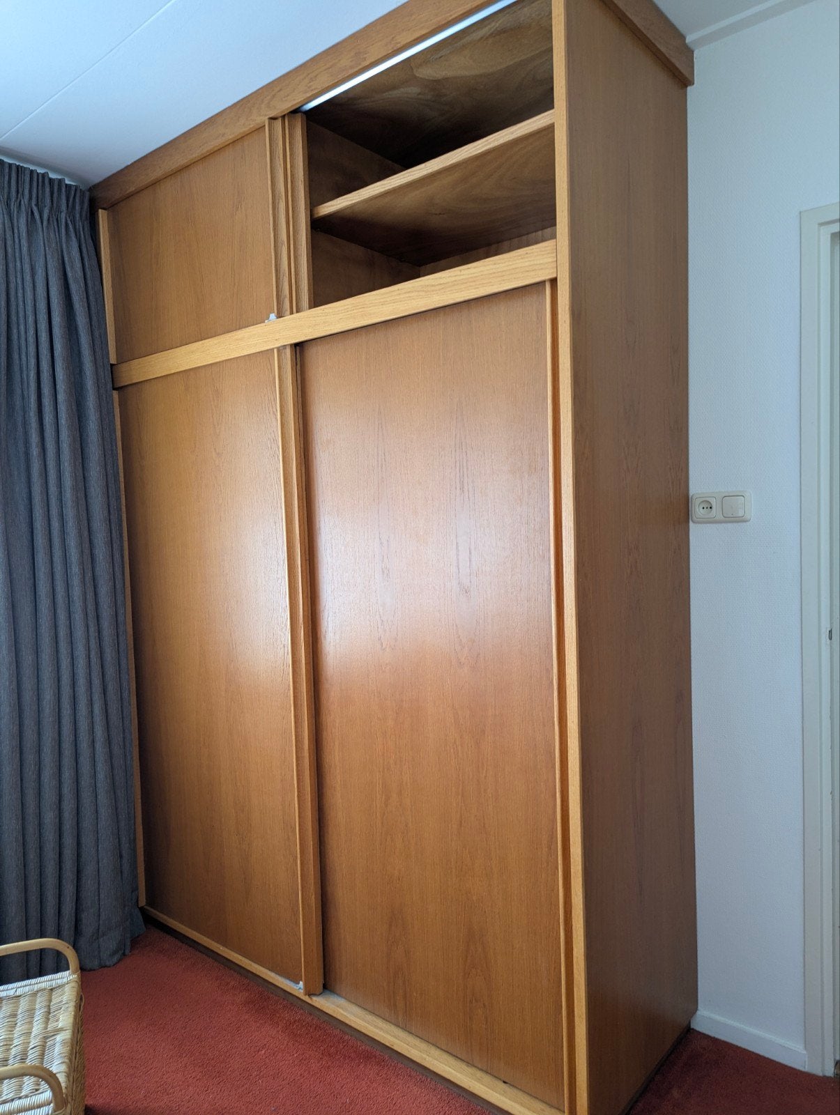 Houten kledingkast met schuifdeuren en planken, Huis en Inrichting, Gebruikt, 200 cm of meer, Met plank(en), 150 tot 200 cm