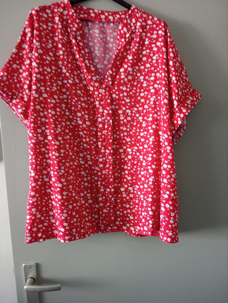 Rode blouse met witte stippen - Maat M, Kleding | Dames, Blouses en Tunieken, Maat 46/48 (XL) of groter, Ophalen of Verzenden