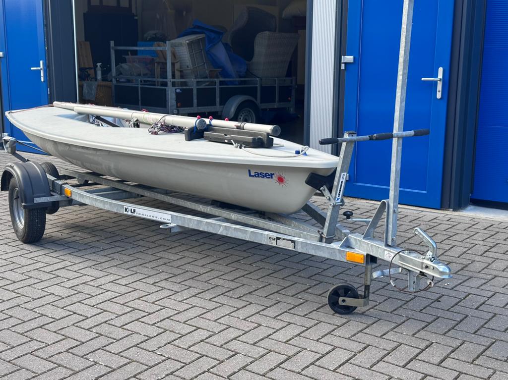 Mooie ILCA  laser (195176) met weg en strandtraler (Kalf), Ophalen, Laser, Gebruikt, Inclusief trailer