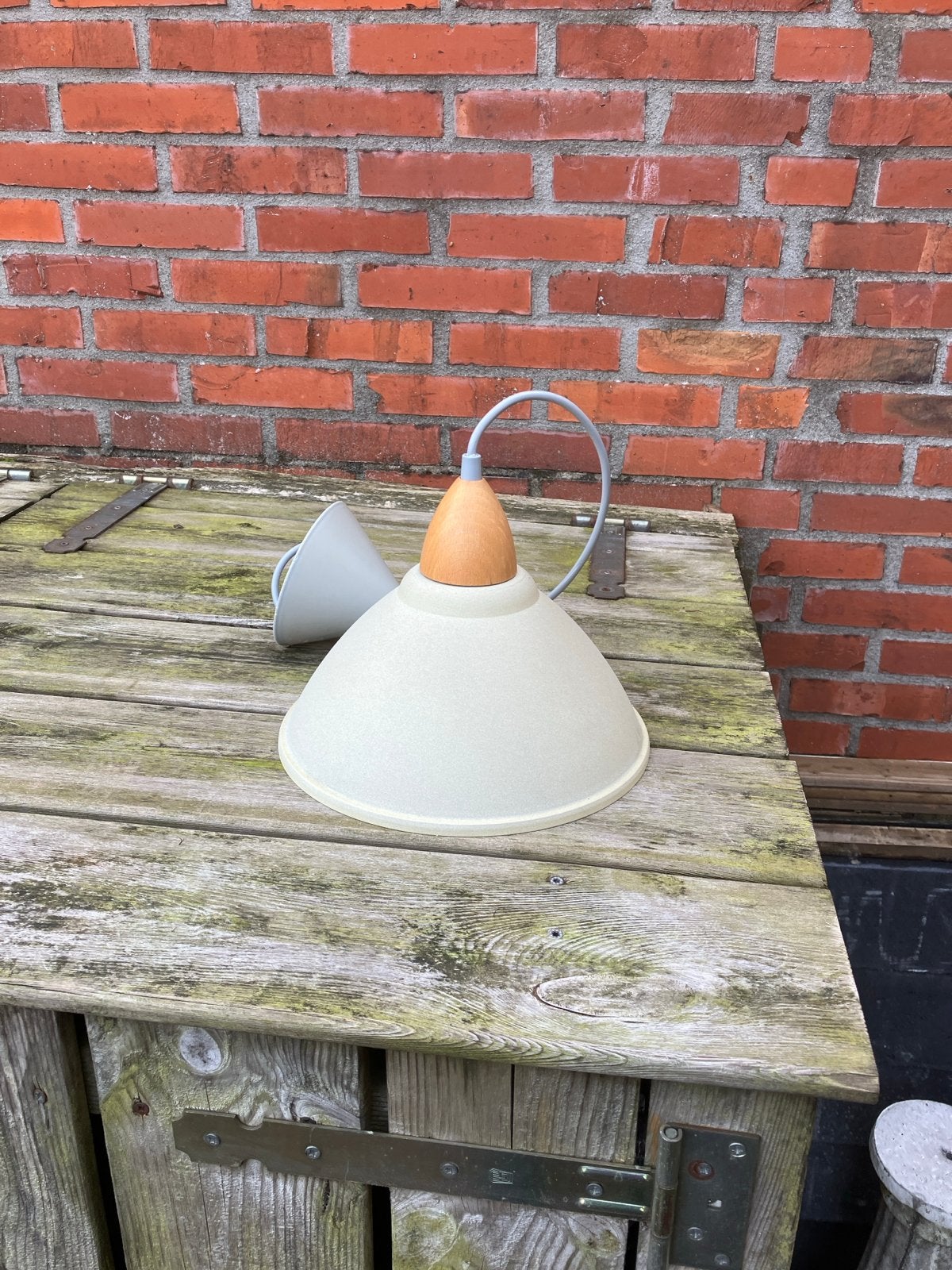 Moderne hanglamp met houten detail, Huis en Inrichting, Ophalen of Verzenden, Zo goed als nieuw, Metaal, E27 (groot)