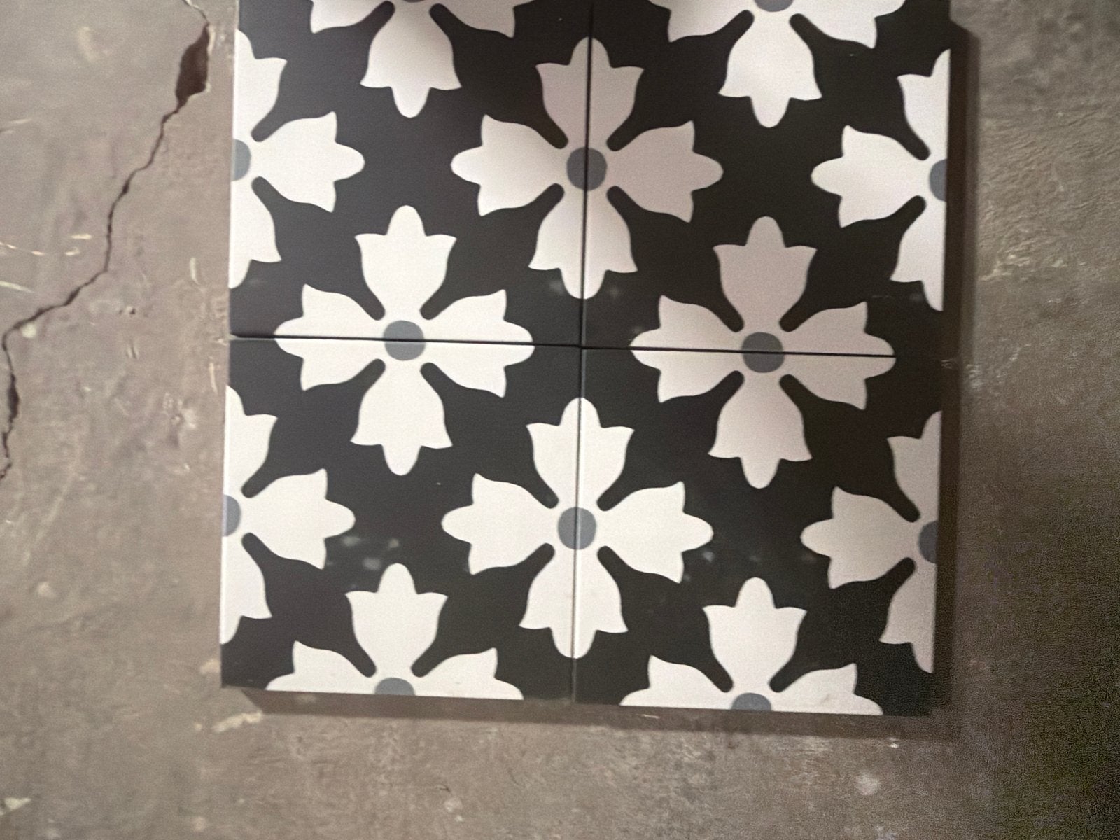 Zwart-witte keramische tegels met bloemmotief (20x20cm), Keramiek, Nieuw, Ophalen of Verzenden, 20 tot 40 cm