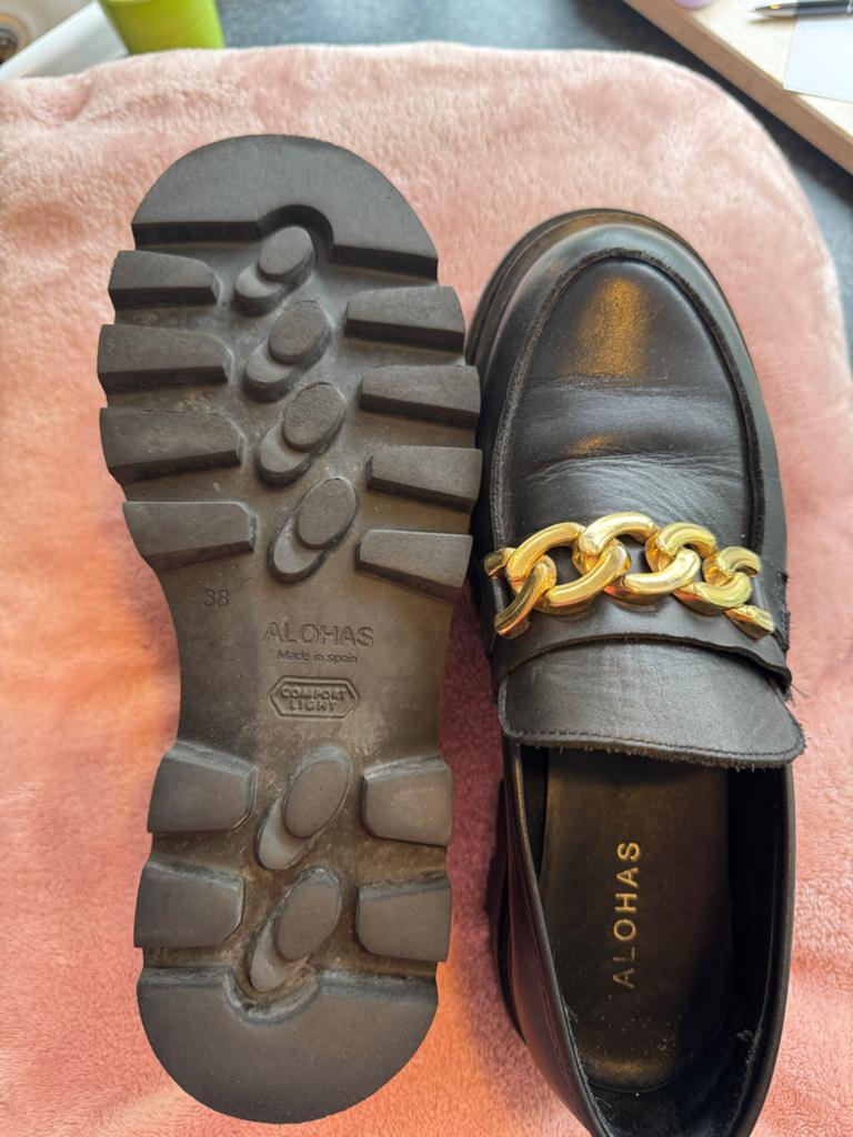 Alohas chunky zwarte loafers met gouden ketting, maat 38, Ophalen of Verzenden, Zo goed als nieuw, Zwart, Instappers