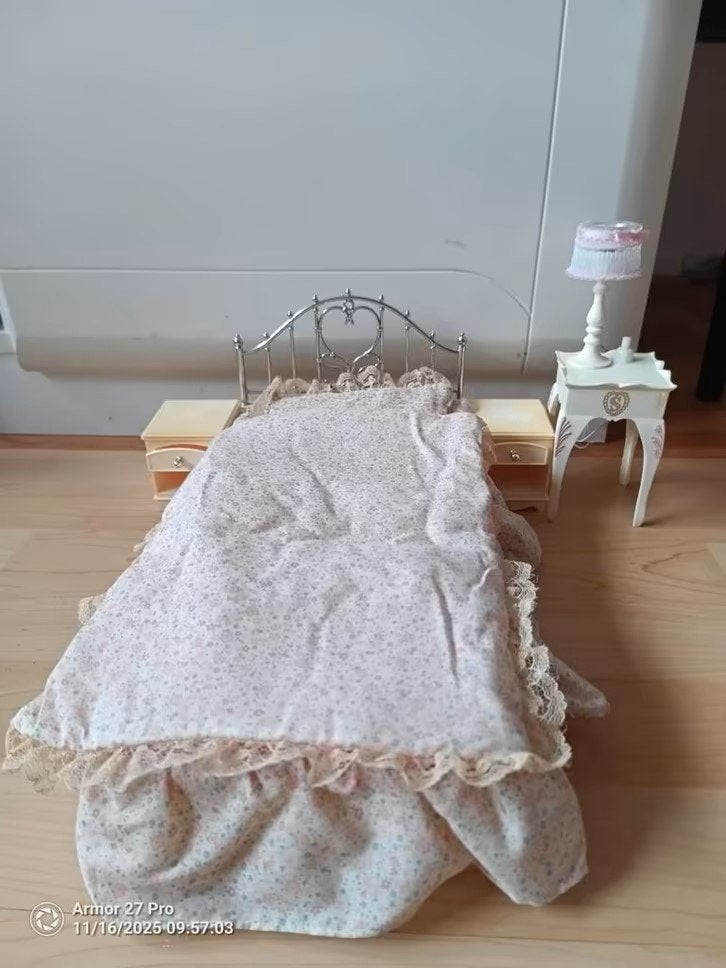 Vintage Sindy Slaapkamer Set - Bed, Nachtkastjes & Lamp, Verzamelen, Poppen, Ophalen of Verzenden, Zo goed als nieuw, Accessoires