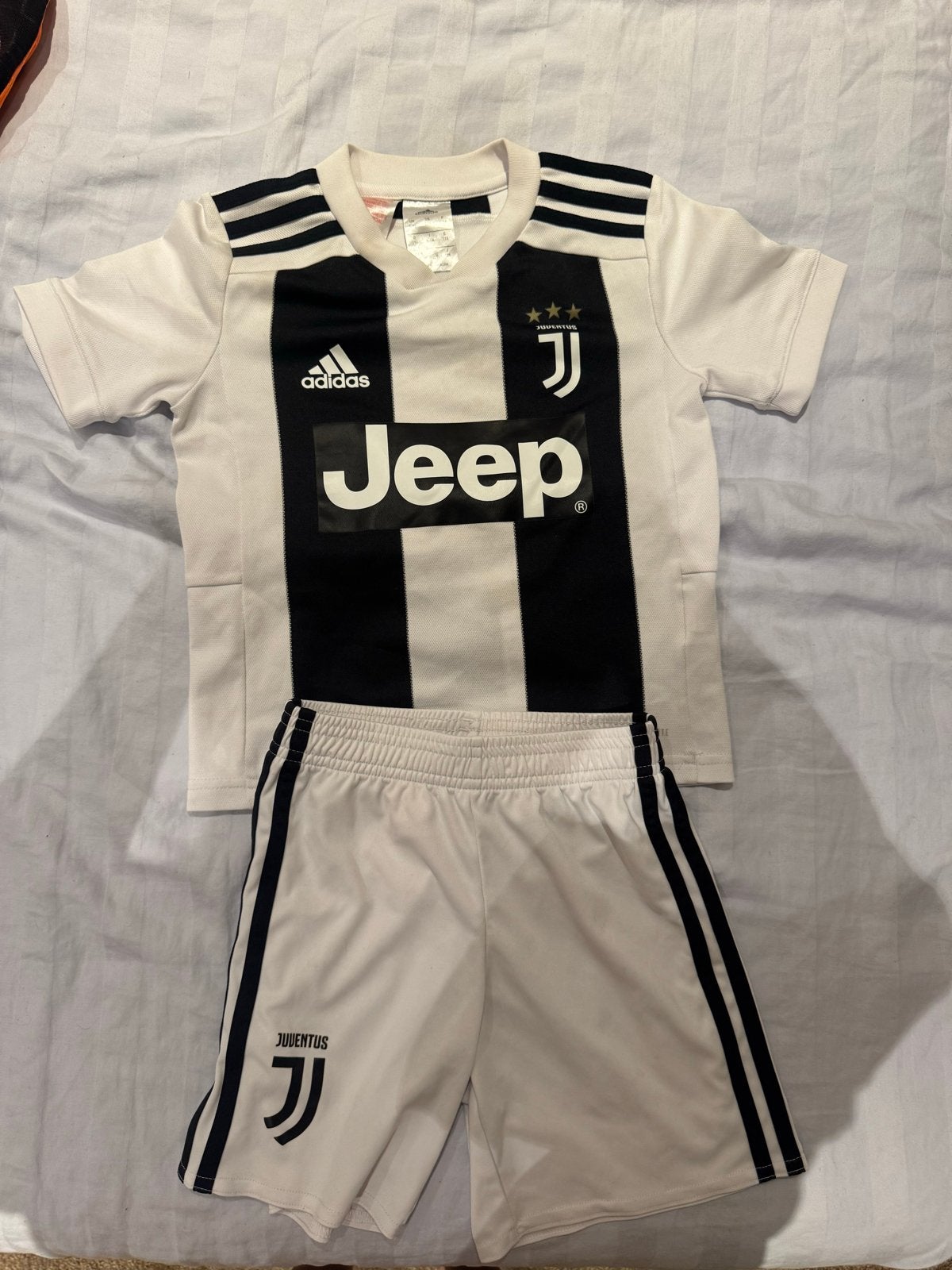 Adidas Juventus Thuisshirt en Broekje Set Maat 116, Ophalen of Verzenden, Zo goed als nieuw, Jongen of Meisje