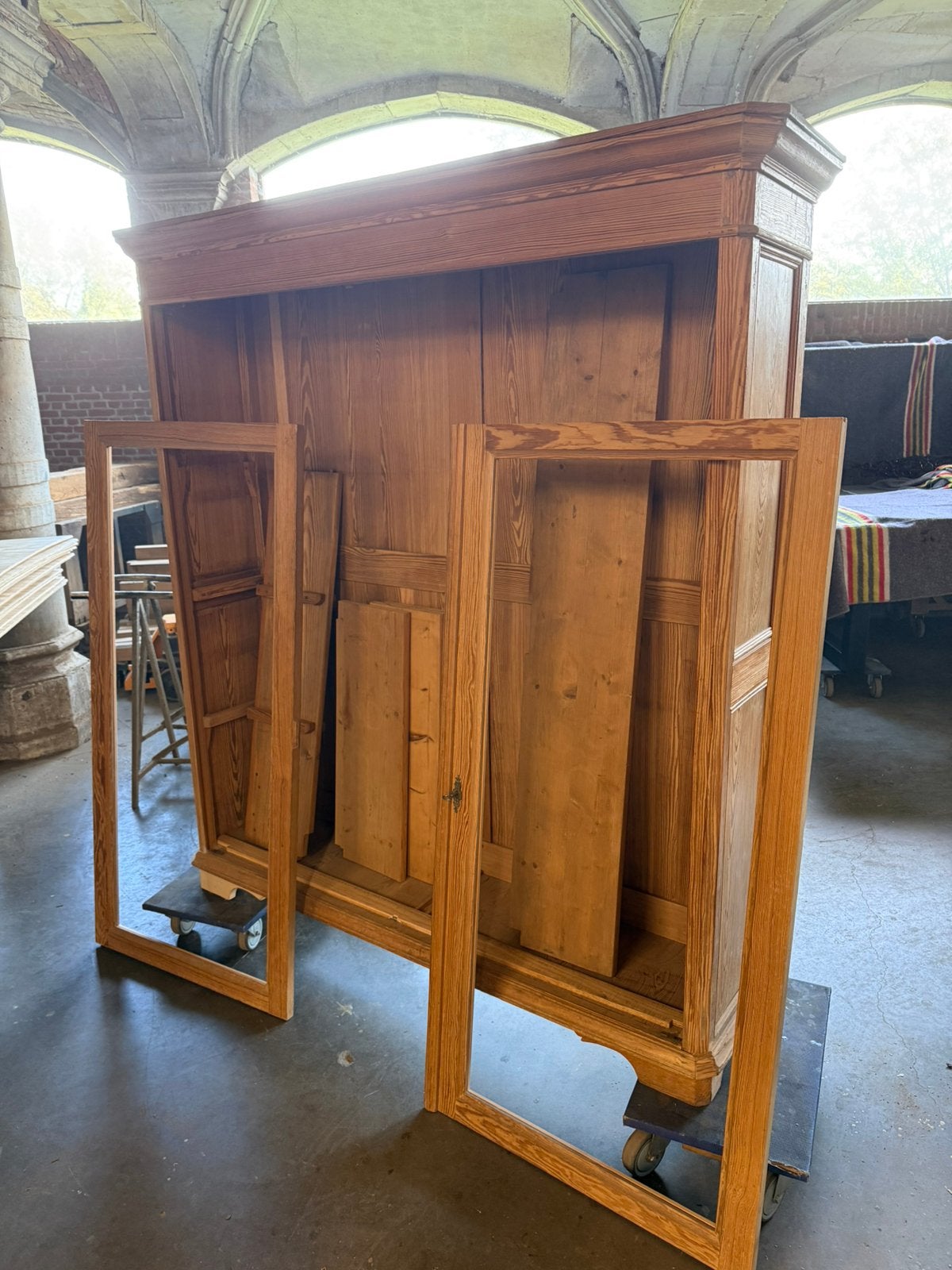 Oude Pitch pine vitrine kast zonder glas, Antiek en Kunst, Ophalen