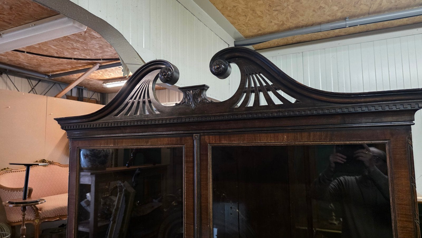 Notenhouten Engelse vitrine, Ophalen