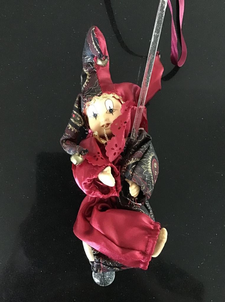 Porseleinen harlekijn / pop met glazen pegel. Hoogte 27 cm., Verzenden, Gebruikt, Mens